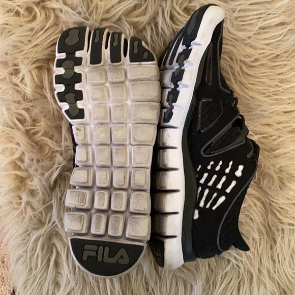 Fila women’s toe shoes size 6 1/2 - Picture 2 of 3